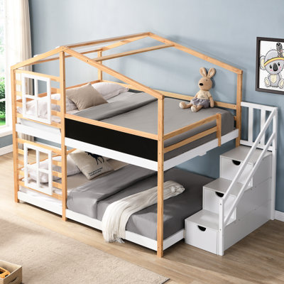 Lit superposé avec fenêtres de toit, tableau noir et rangement, lit double sur plateforme, finition en bois naturel blanc, garde-corps à profil bas, structure en 3 étapes pour dormir