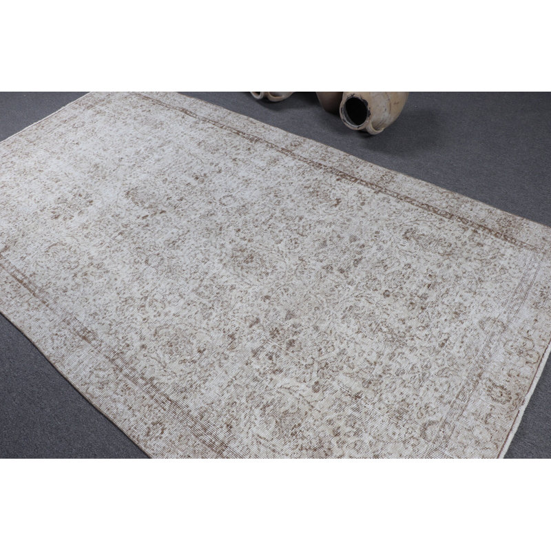 Élégant tapis turc beige et brun avec motif floral pour la décoration intérieure avec une touche de style bohémien