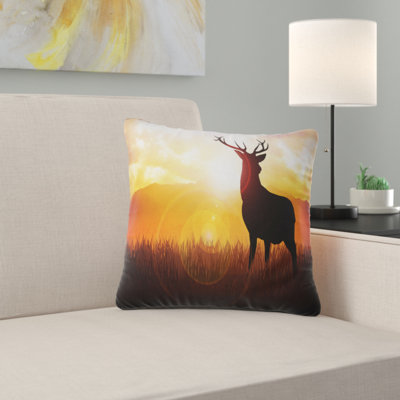 Cerf sur un pré pendant le lever du soleil - Coussin imprimé animal