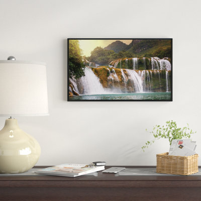 « belle cascade en viêt nam », reproduction de photo sur toile tendue encadrée