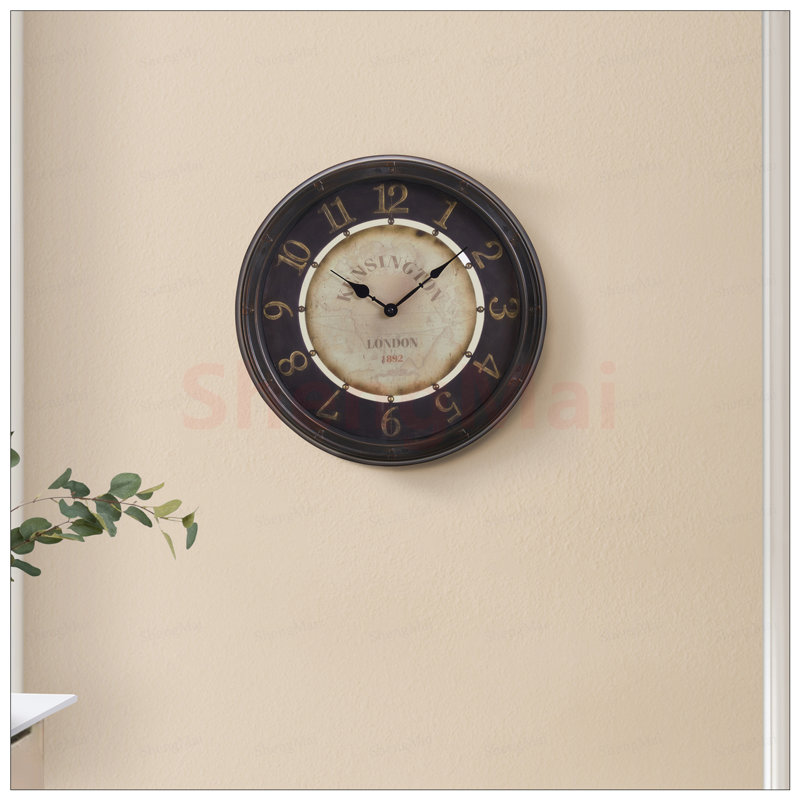 Charmante horloge murale ronde de 16 pouces avec cadre brun antique et verre transparent, parfaite pour la décoration intérieure transitionnelle