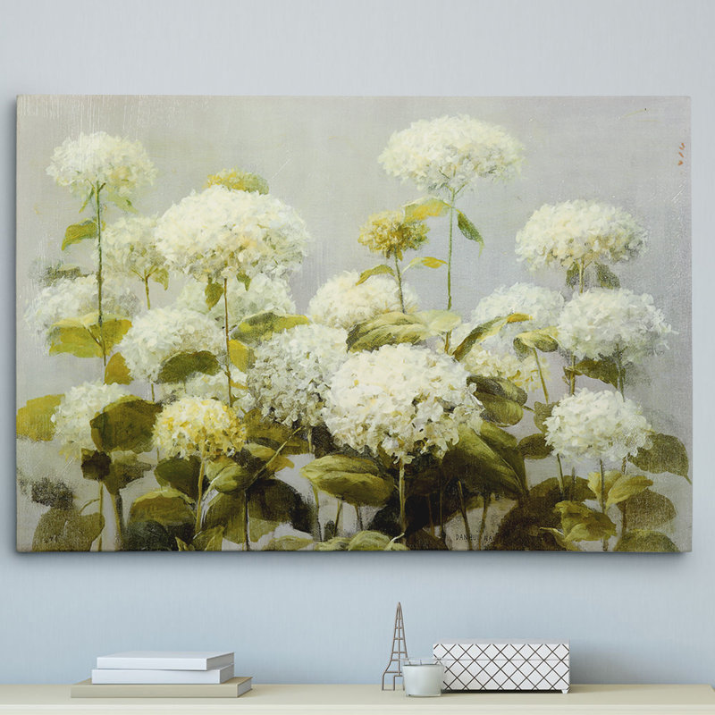 "White Hydrangea Garden" par Danhui Nai, impression sur toile tendue, H 24 po x l 36 po x P 1,5 po