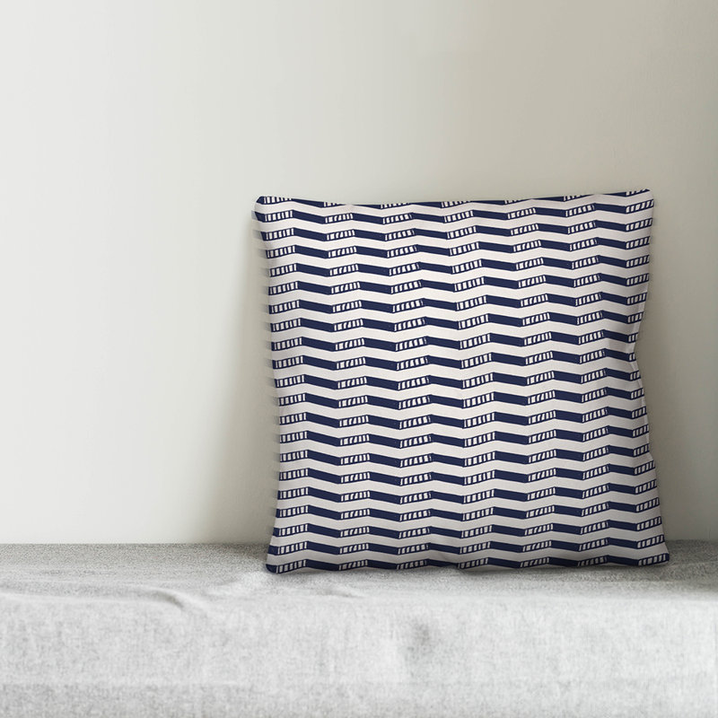  Housse et insert de coussin carré Tally, 16 po x 1 po, Bleu marine à chevrons 1