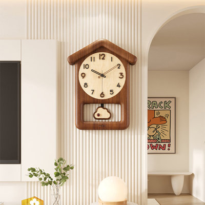 Horloge murale brune en bois massif