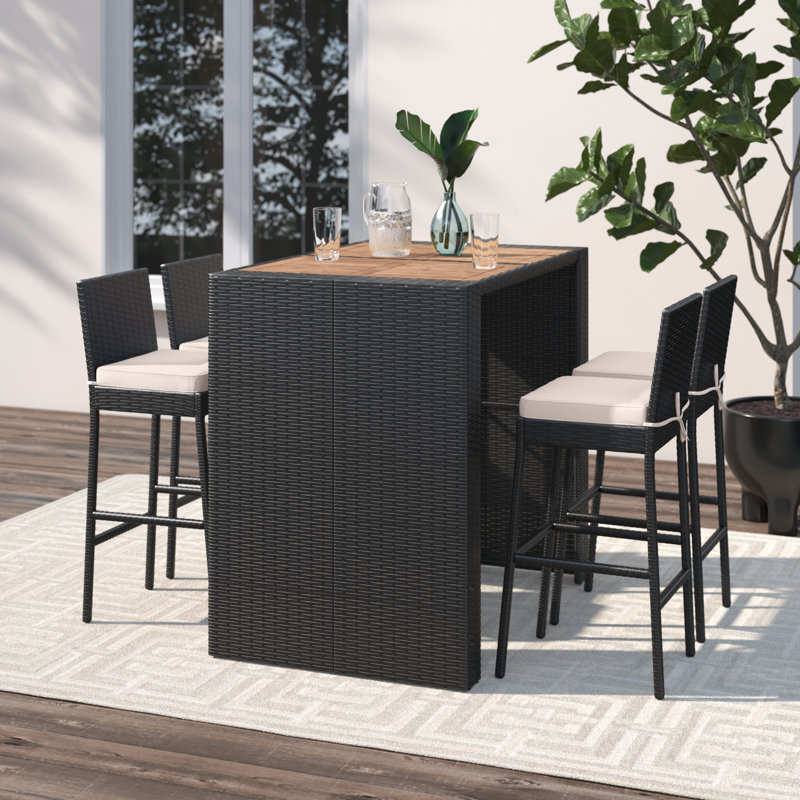 Ensemble de salle à manger de patio en osier pour 4 personnes avec table rectangulaire Arnisa, coussins inclus