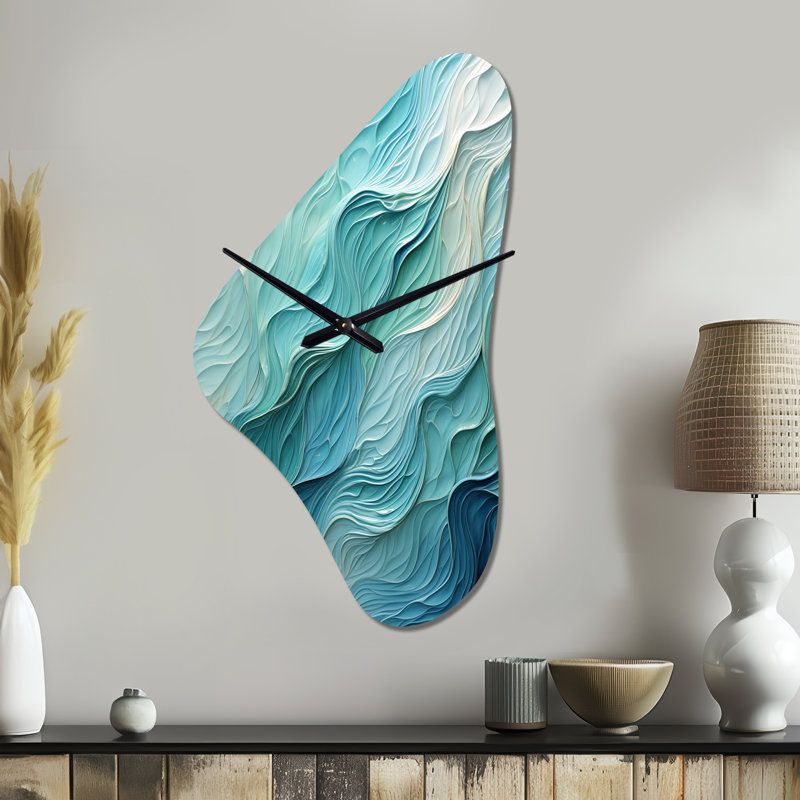 Turquoise bleu et blanc Serenity Swirl I - horloge murale asymétrique en métal à spirales abstraites, impression d'horloge de forme unique bleue