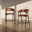 Tabourets en cuir luxueux avec structure en fer robuste pour des espaces polyvalents