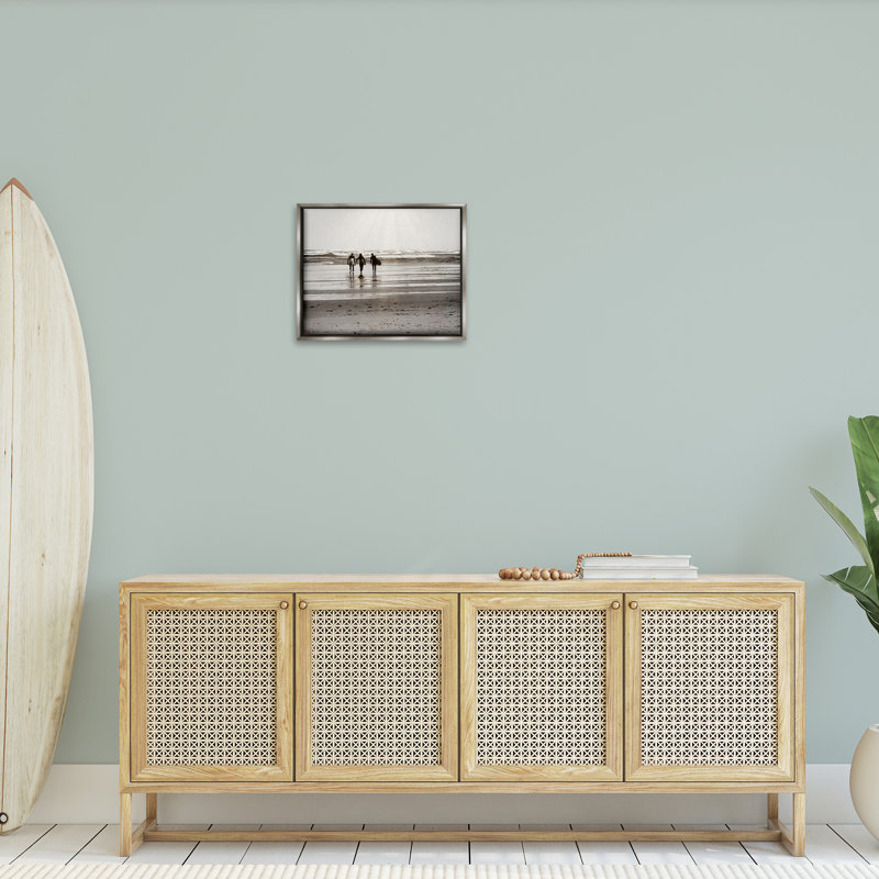 «Strolling Surfer Friends» sur, Cadre flottant gris lustré, H 17 po x l 21 po