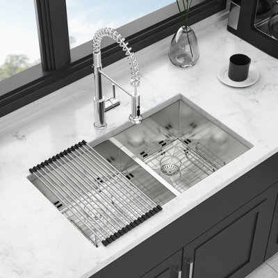 Évier de cuisine à double cuve encastrable 33 po avec conception 60/40, calibre 16, deux cuves profondes de 10 po, fait à la main par un professionnel, bonde arrière de 3,5 po, rainures en X pour un drainage rapide, insonorisation de 3 mm d'épaisseur,