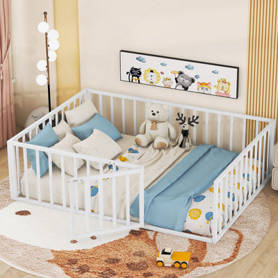 Structure de lit robuste en métal avec portes de clôture ouvertes, créant un espace de sommeil sécuritaire et créatif pour les chambres d'enfants