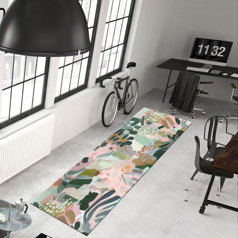 Tapis non tissé à motif fin au motif floral élégant dans des couleurs pastel douces, parfait pour ajouter une touche de beauté classique à n'importe quelle pièce ou espace de vie