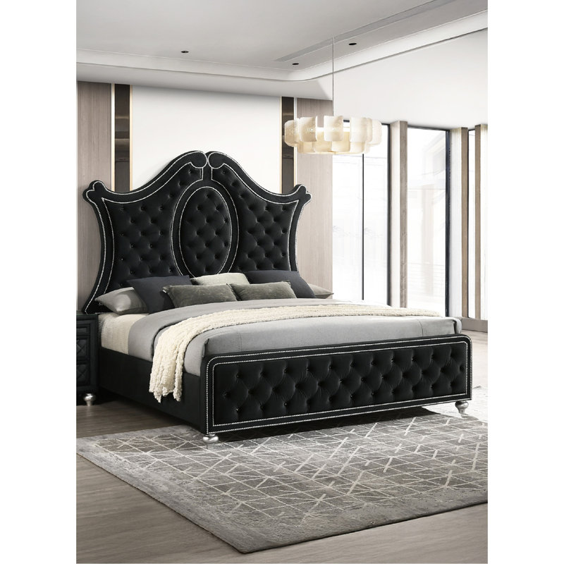 Grand lit à panneau noir avec tête de lit, revêtement luxueux, garniture cloutée, détails en losanges, détails en miroir, moderne pour une utilisation dans la chambre à coucher, luxueux, éléments complexes