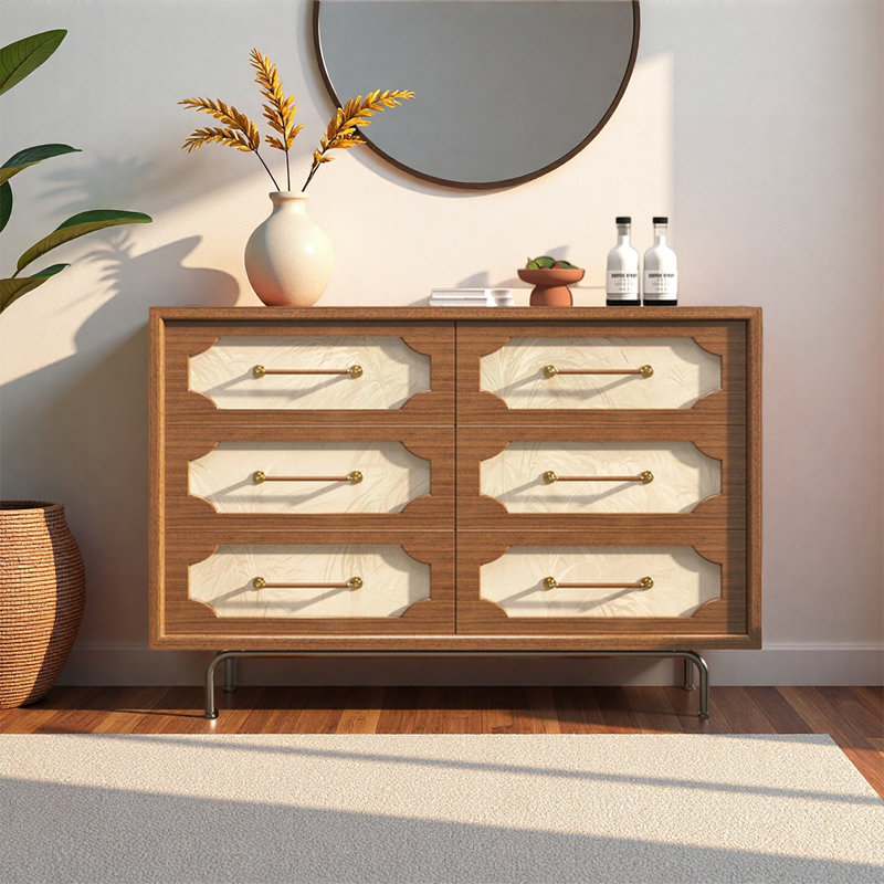 Commode à tiroirs de style français.