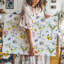 Toile d'un motif sans couture avec verres à martini élégants remplis d'un art mural jaune clair orné d'olives vertes et toile-1792012639