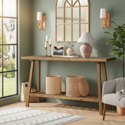Cette table à double couche de style champêtre est fabriquée en bois massif recyclé et peut être utilisée comme table d'appoint dans le vestibule ou derrière le canapé.
