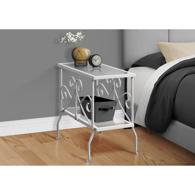 Table de bout décorative en verre transparent: table d'appoint en métal blanc avec élégance