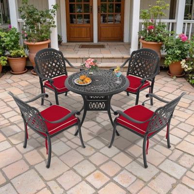 Ensemble de salle à manger rond de patio 5 pièces de 90 cm (35,43 po) avec trou pour parasol, 4 chaises empilables avec coussins rouges