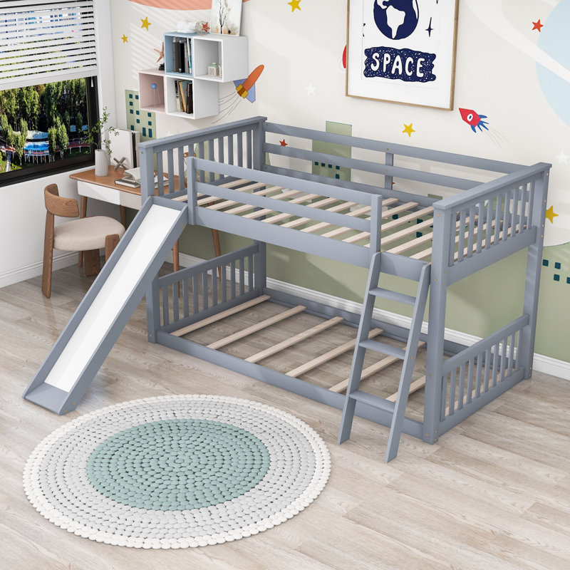 Lit superposé simple au-dessus d'un lit simple en bois avec glissière convertible et échelle, gris