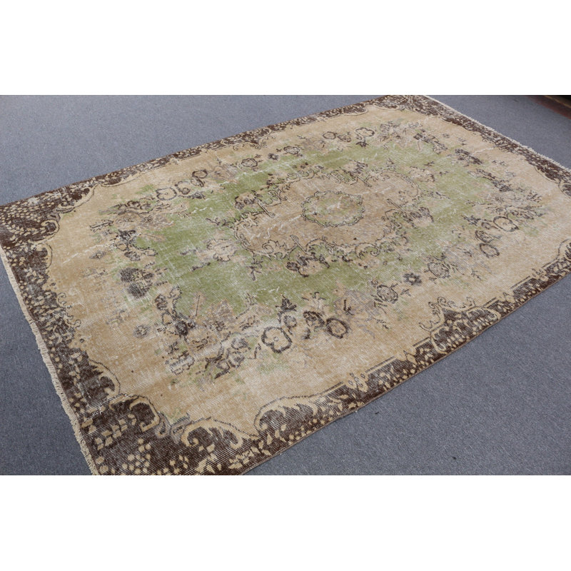 Tapis turc vert et beige à motifs orientaux pour un style antique unique