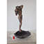 Dame tenant un vase debout sur une coquille fontaine en bronze Taille: 32 po x 31 po x H 55 po