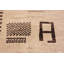 Grand tapis moderne à motif primitif