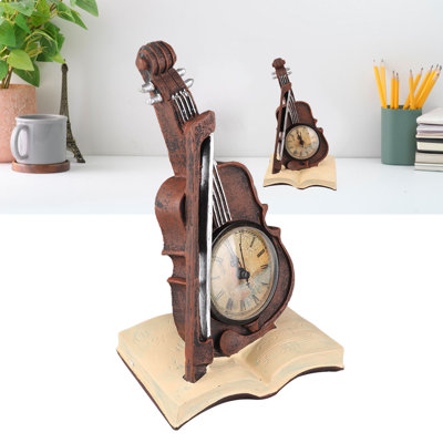 Horloge de violon de conception vintage reposant sur un livre de musique en résine