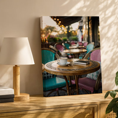 Toile «A Cosy Outdoor Caf Scene Pendant The Golden Hour», art mural avec table ronde en bois ornée de sculptures complexes sur toile