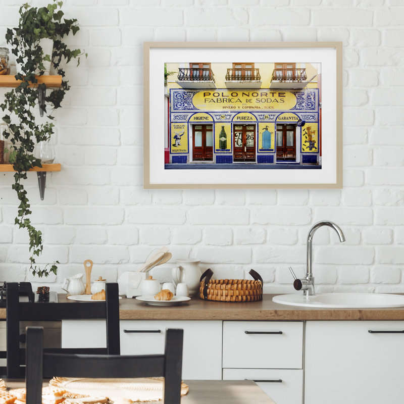 «Polo Norte Storefront», reproduction sous verre encadrée, design par Seven Trees Design, H 17 po x l 23 po