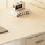 Bureau moderne en pierre frittée minimaliste avec trois tiroirs.-655801579