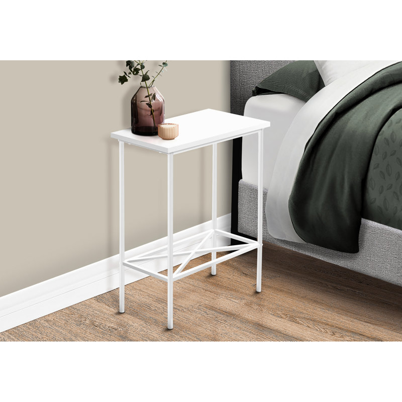 Table d'appoint moderne à deux niveaux, stratifié blanc avec structure en métal, idéale pour le salon ou la chambre. Dimensions : 60,3 cm (L) x 29,8 cm (l) x 55,9 cm (H). Pied rectangulaire noir. Design élégant.