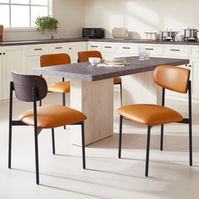 Ensemble de 4 chaises de salle à manger en similicuir brun avec accoudoirs rembourrés avec dossier en grain de bois, chaises de salle à manger modernes avec dossier incurvé et pieds en métal
