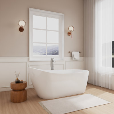 Baignoire de trempage de 67 pouces en blanc, garniture en chrome poli et robinet de plancher en chrome poli Davia