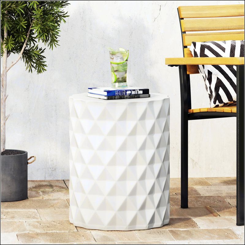 Table d'appoint d'extérieur en béton léger avec motif géométrique, parfaite pour les espaces extérieurs modernes et fonctionnels
