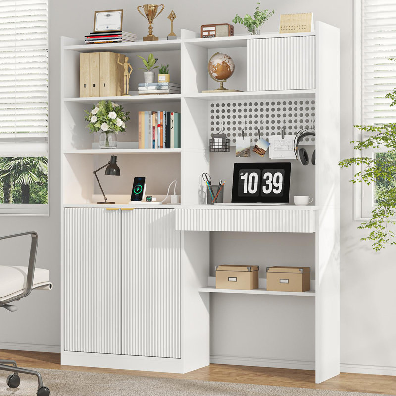Bureau d'ordinateur de 63 po de hauteur avec huche, bureau d'ordinateur en bois cannelé, avec station de charge, tiroir et armoire de rangement, pour le travail à domicile et les études, blanc