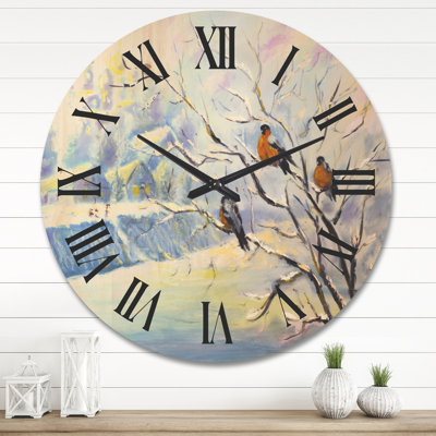 Horloge murale oiseaux sur un arbre dans un village d'hiver
