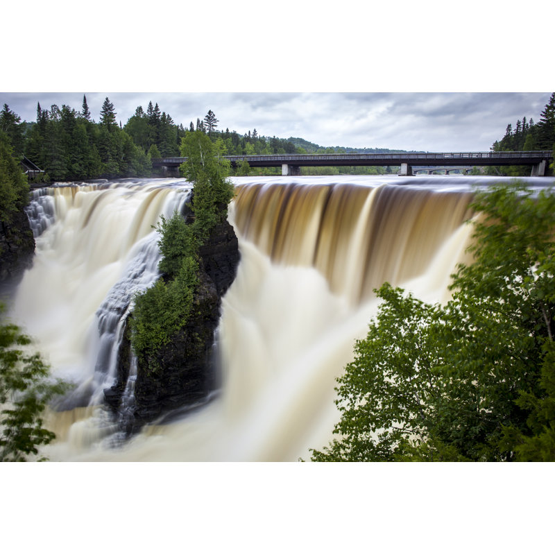 «Waterfall in Thunder Bay, Canada», reproduction sur toile tendue, H 8 po x l 12 po x P 1,25 po