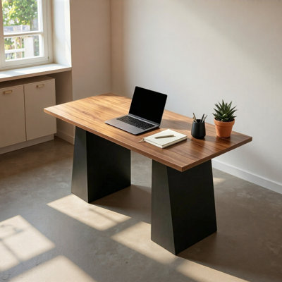 Bureau d'ordinateur contemporain, bureau moderne, table d'écriture élégante avec surface spacieuse (seulement 1 bureau d'ordinateur)