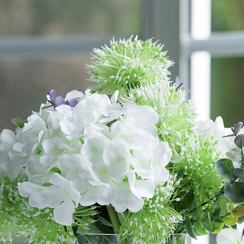 Arrangements floraux mixtes dans un vase