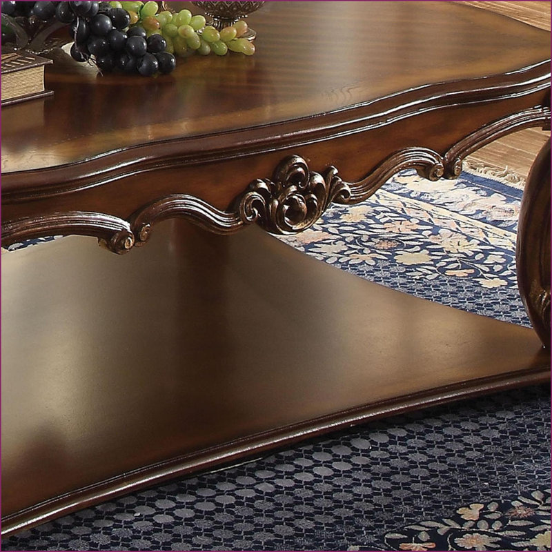 Table basse à finition cerisier avec décor à volutes - Tablette inférieure de rangement supplémentaire pour le salon