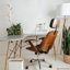 Bureau en coin en L Mid-Century moderne avec plateau gris clair, pieds fuselés en bois et supports en métal noir