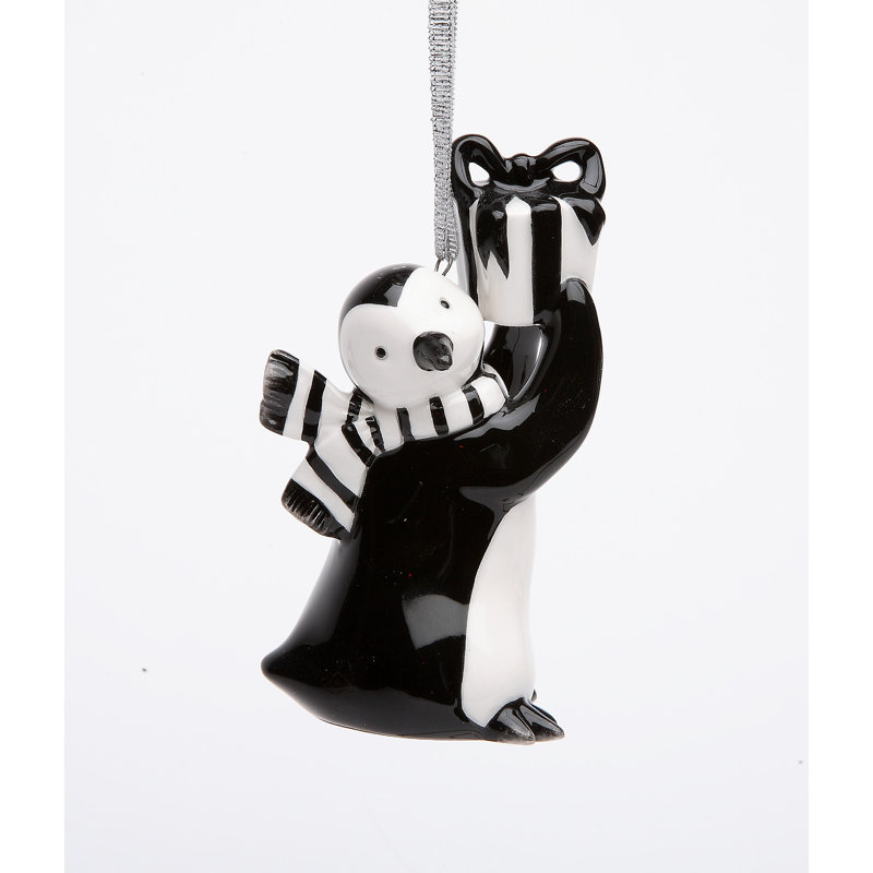 Figurine suspendue pingouin tenant un cadeau