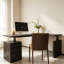 Bureau en L 62,99 po à hauteur réglable de 62,99 po de style italien avec placage en bois fumé, prises de courant intégrées et tablette de rangement séparée