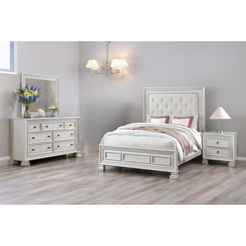 Senorina Pearl White Upholstered Tufted Panel Bedroom Set, Très grand