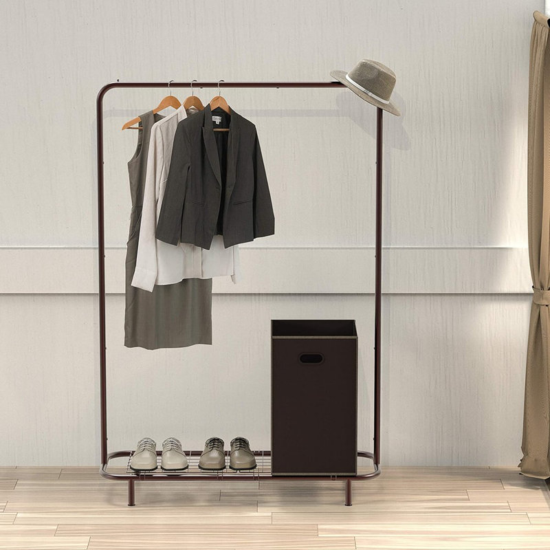 Portemanteau simple avec accessoires et tuyaux industriels