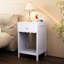 Table de chevet moderne avec tiroir et tablette ouverte, bordure festonnée pour la chambre à coucher, solution de rangement pratique, table de chevet mauve, compact utile