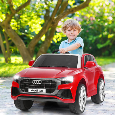 Les enfants montent sur une voiture
