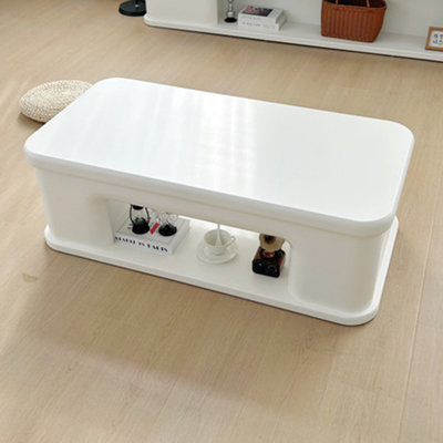 Table basse ouverte pour un rangement efficace