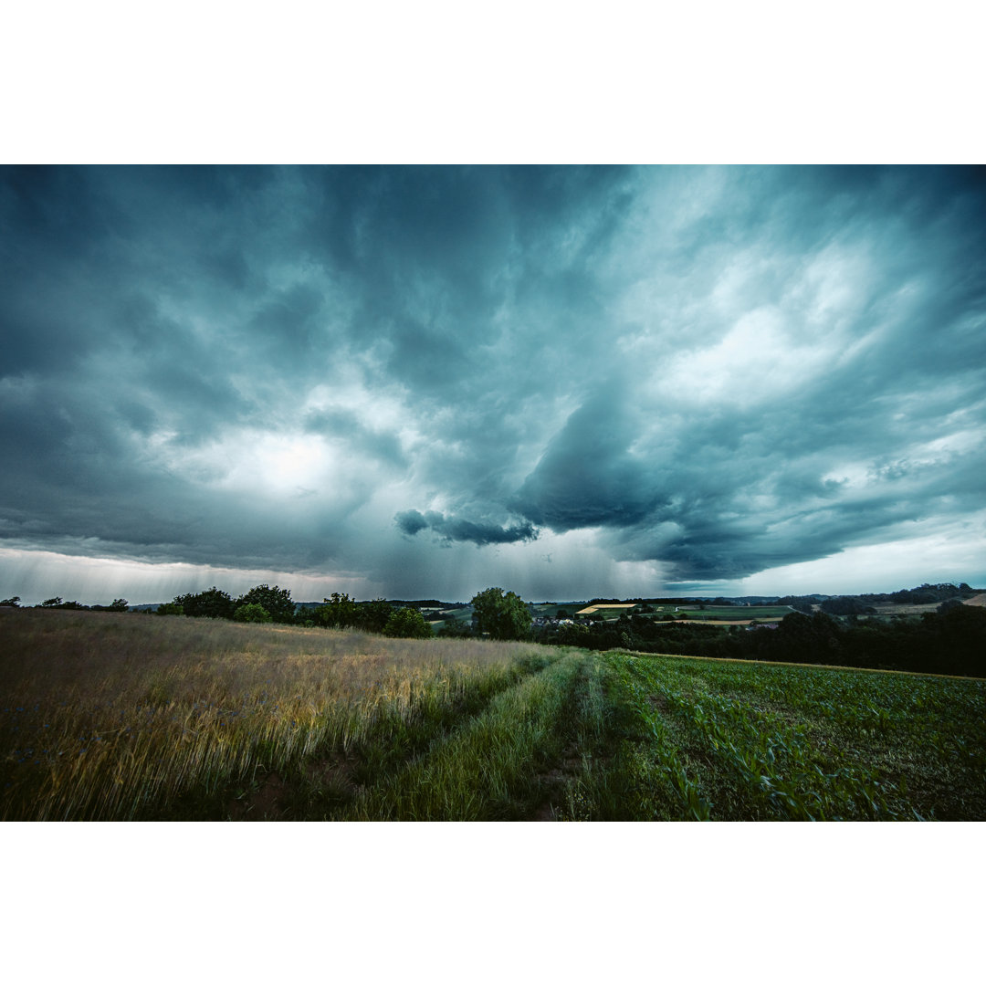 Wolkenlandschaft über einer Wiese