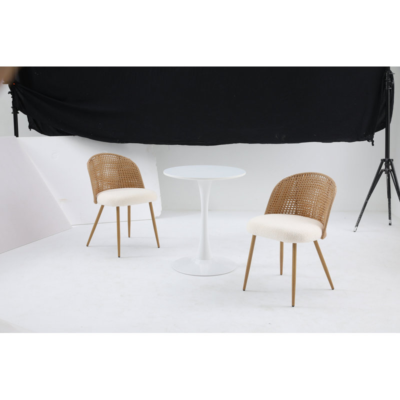 Une table de salle à manger ronde blanche de style luxueux avec une élégante base en acier en forme de tulipe et un plateau en panneau de fibres à densité moyenne de 24 pouces dans un style médiéval moderne. Convient aux cuisines, salles à manger A