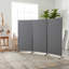 Ceci est une cloison de bureau autonome avec des panneaux en tissu gris et trois écrans d'intimité pliables. Il présente une conception simple, une séparation flexible et est à la fois intime et agréable.-124544829-124544826